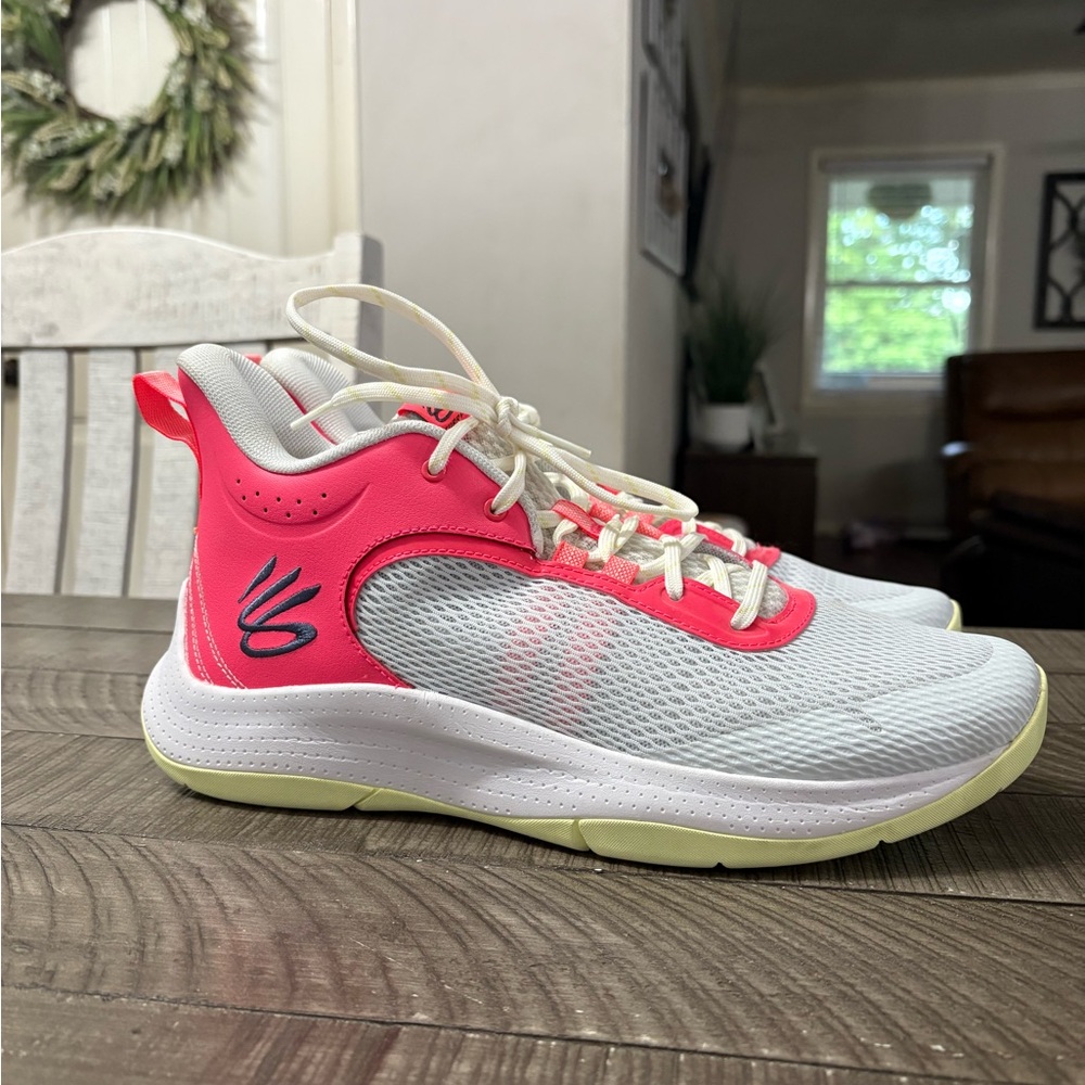 Men’s Pink and White Basketball/Volleyball Shoes.